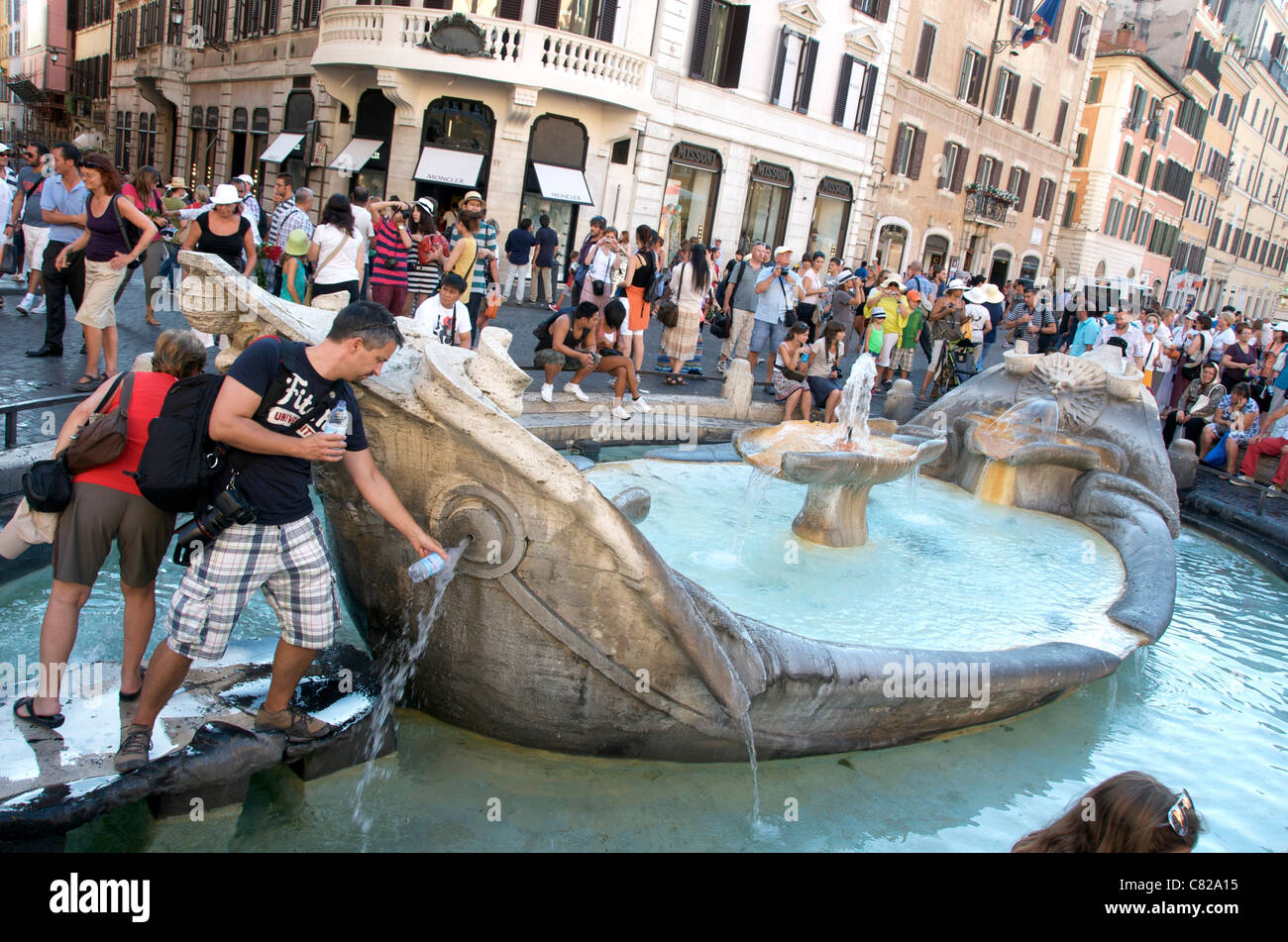 Fontana della Barcaccia fontaine, Piazza di Spagna, Rome, Italie, Europe Banque D'Images