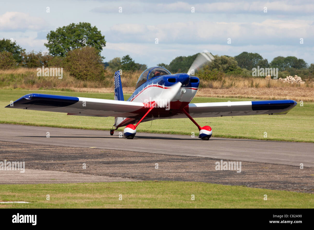 Cars RV-8 G-LEXX taxiing à Breighton Airfield Banque D'Images