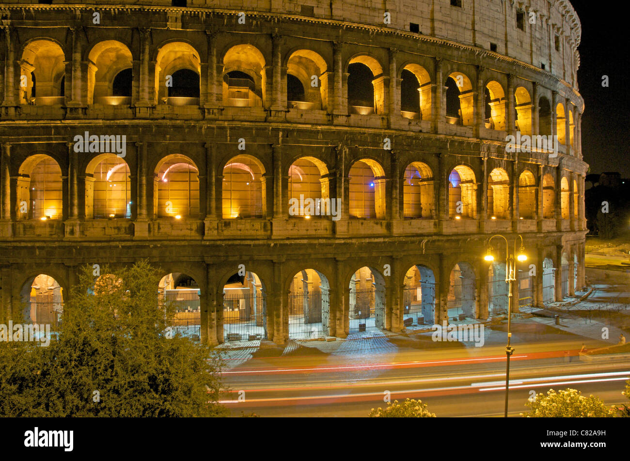 Le colisée la nuit, Rome, Italie, Europe Banque D'Images
