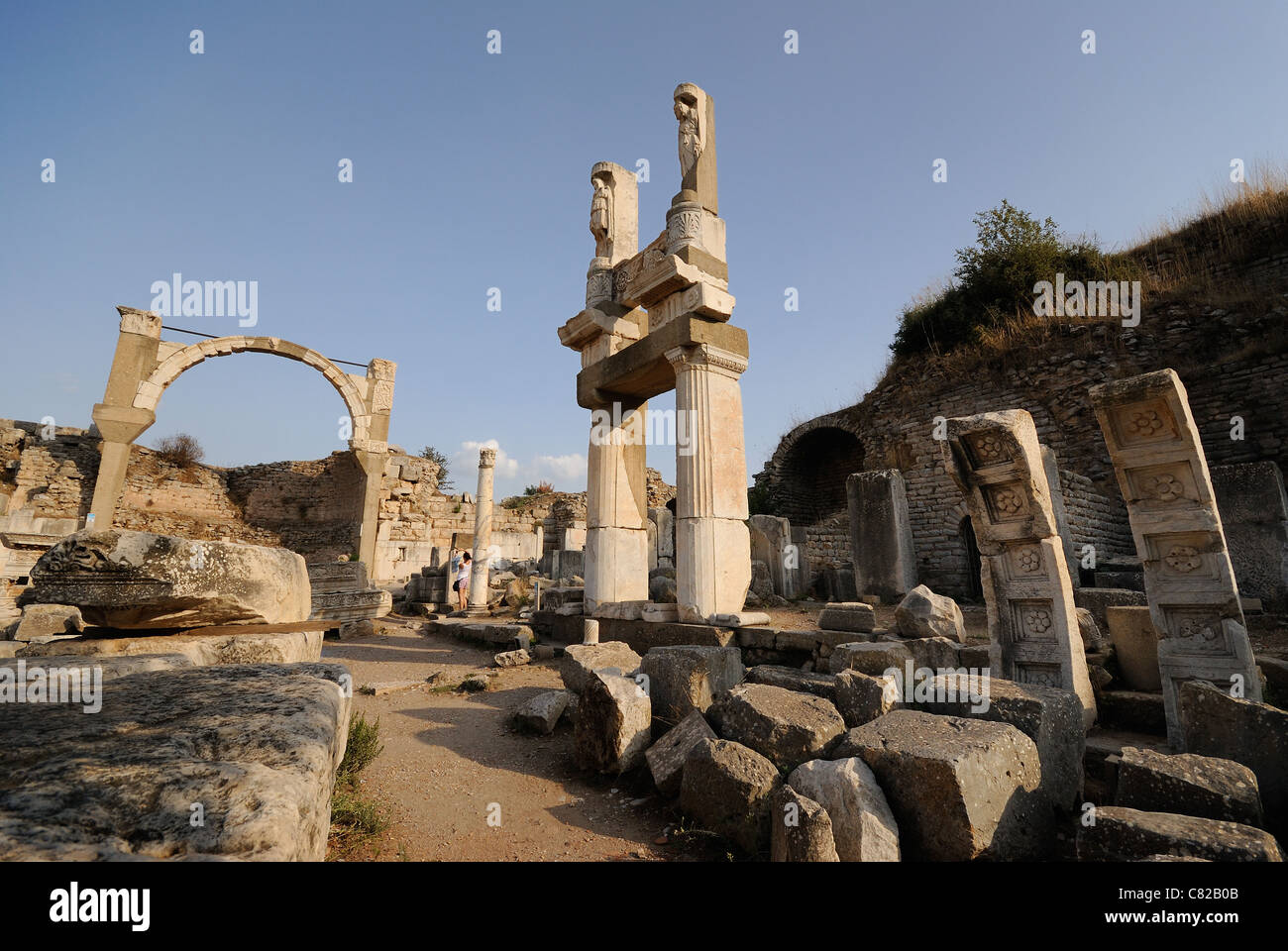 Éphèse, Domitien Square, Temple et Pollio Fontaine et Temple de Domitien, Ephèse, Turquie Banque D'Images
