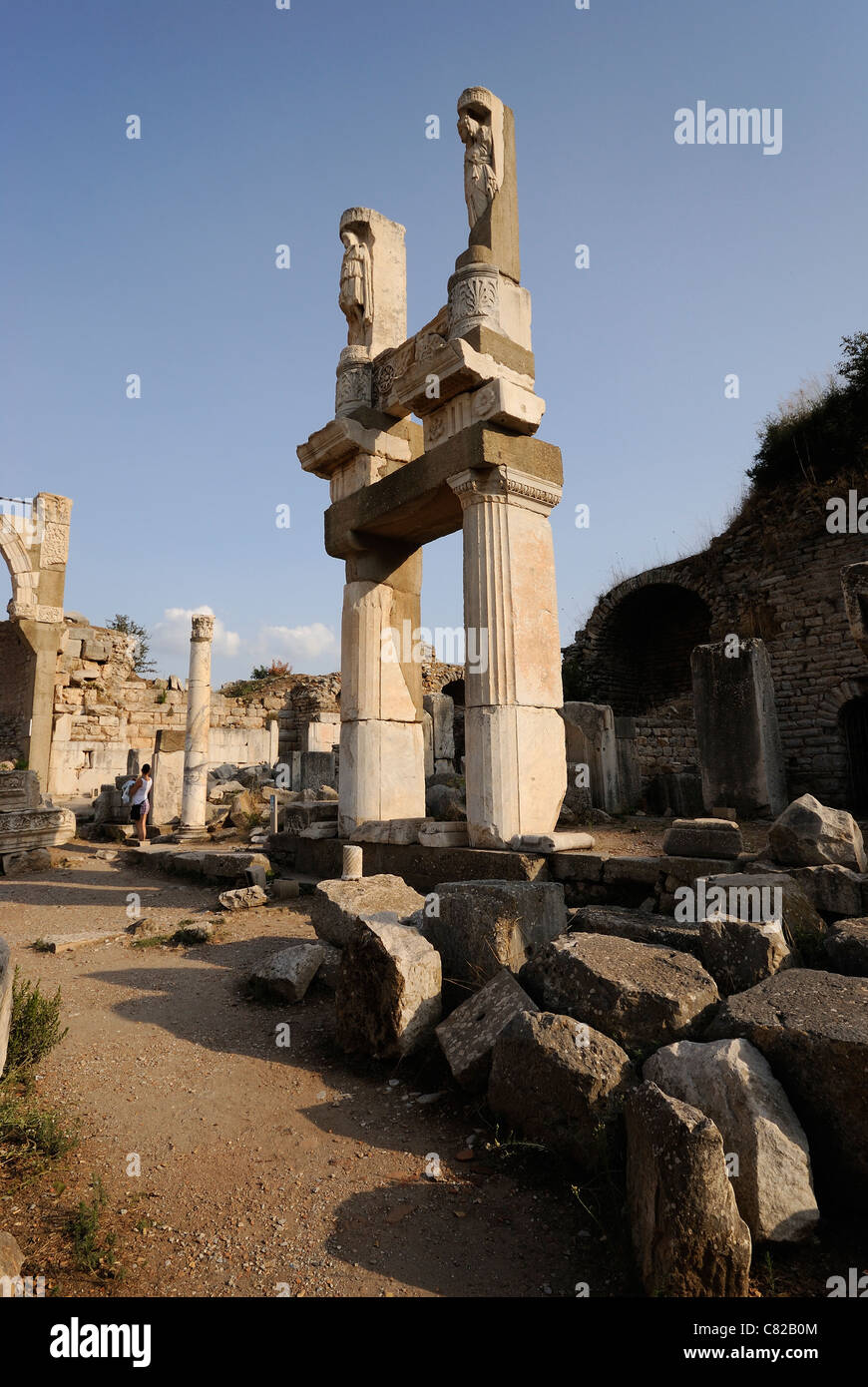 Éphèse, Domitien Square, autres colonnes et sculptures en marbre de la fontaine et le Temple de Domitien, Ephèse, Turquie Banque D'Images