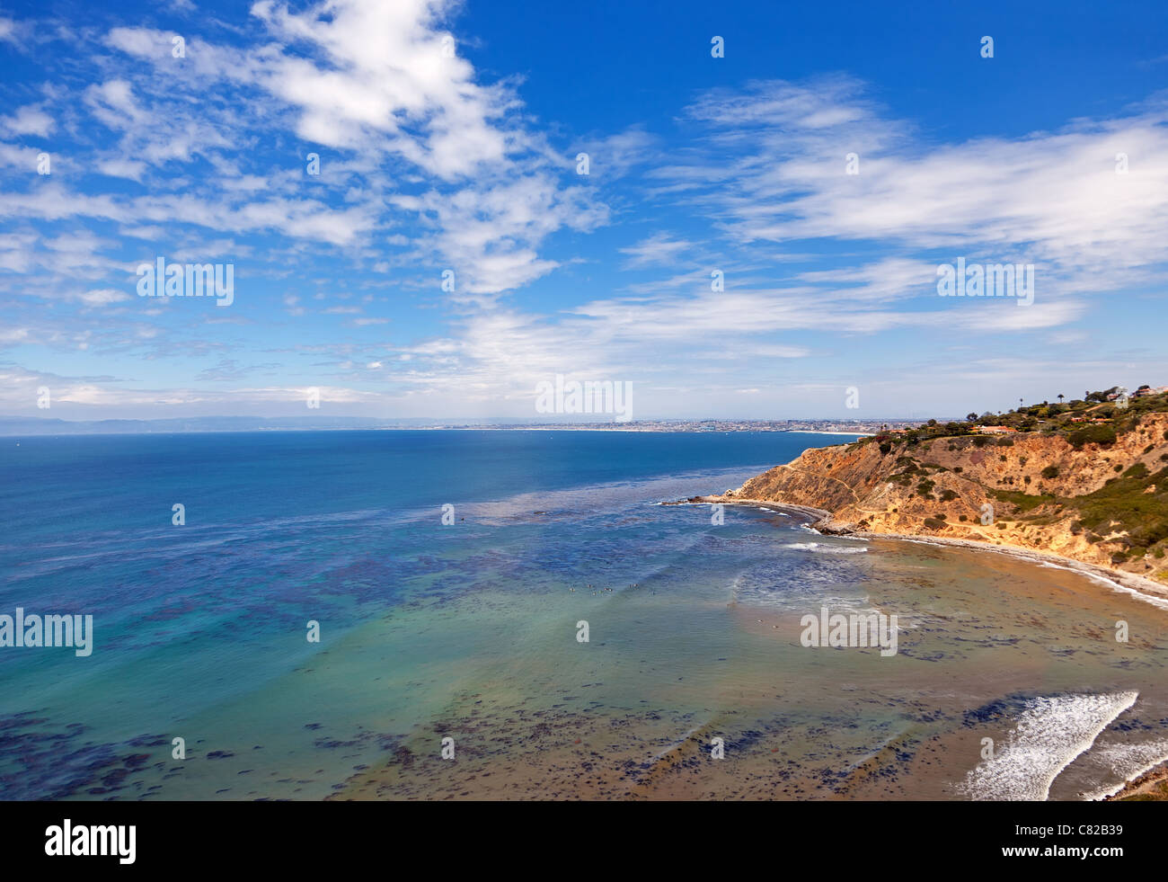 Paysage avec la colline et de l'océan, ciel nuageux Banque D'Images