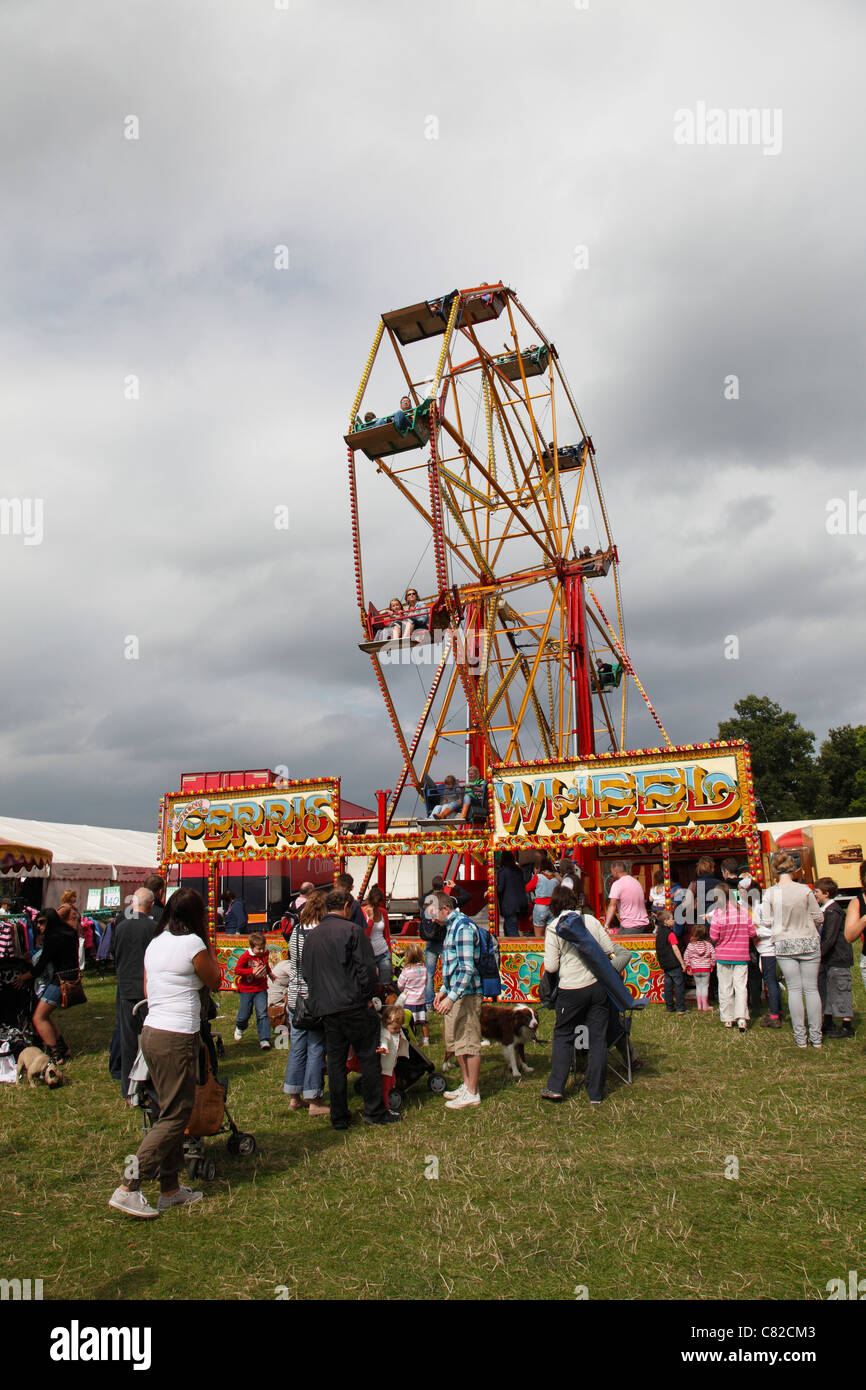 Une grande roue à une fête foraine au Royaume-Uni. Banque D'Images