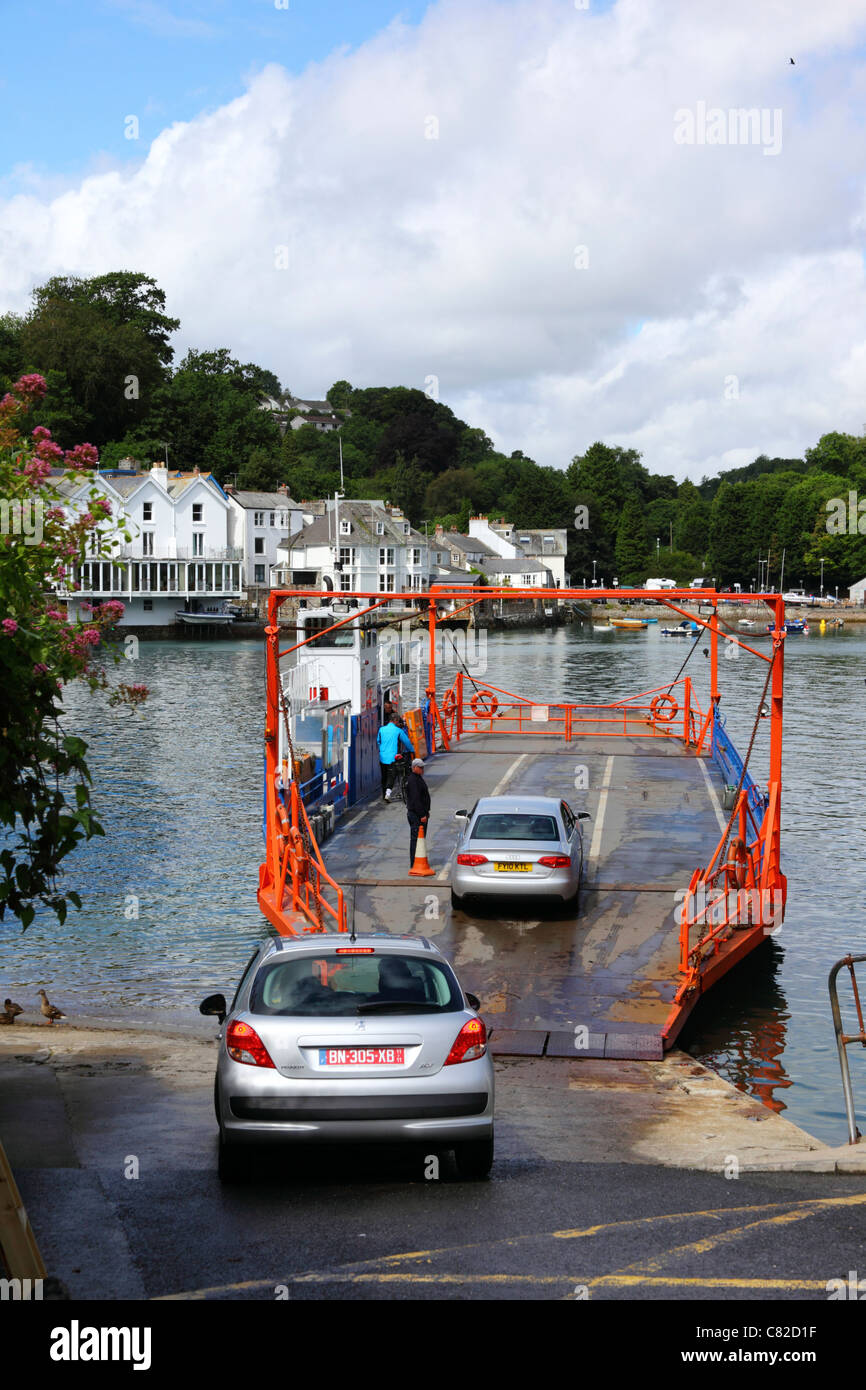 Ferry pour monter en voiture à Bodinnick pour traverser la rivière Fowey jusqu'à Fowey, Cornwall, Angleterre Banque D'Images
