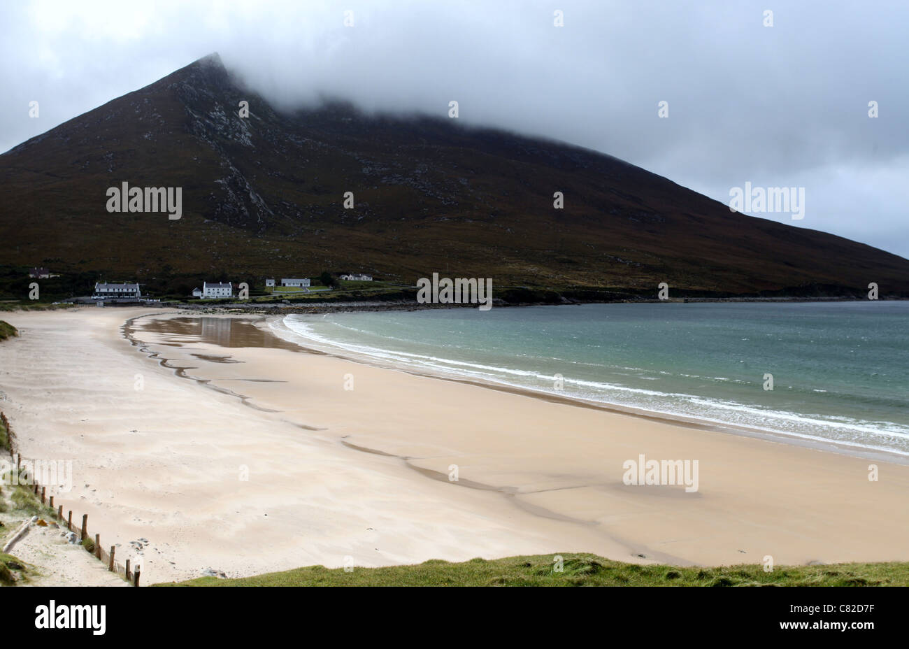 La plage à Dugort sur Achill Island dans le comté de Mayo appelé Golden Strand Banque D'Images