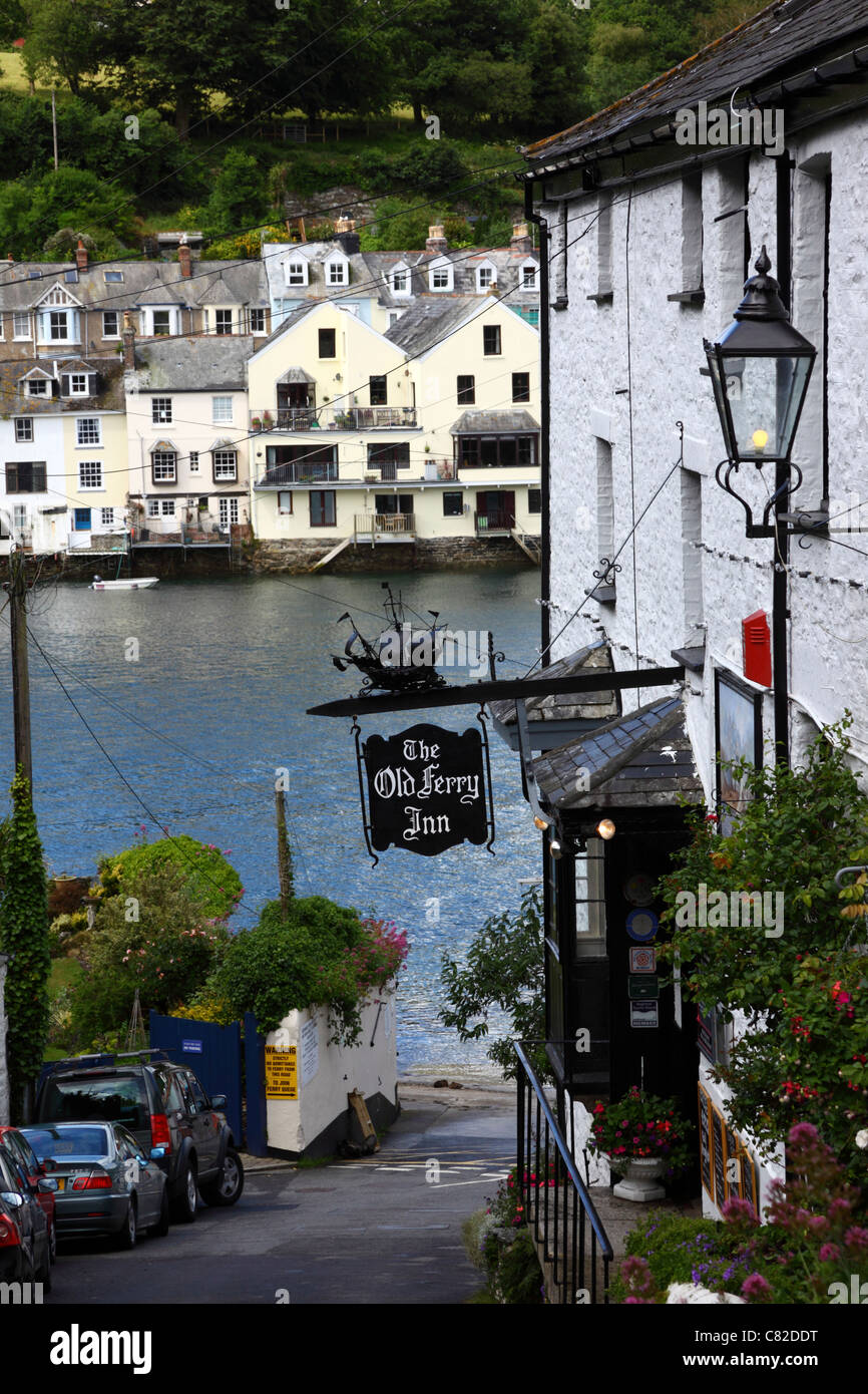 Old Ferry Inn and Hall Terrace Street, River Fowey en arrière-plan, Bodinnick, près de Fowey, Cornwall, Angleterre Banque D'Images