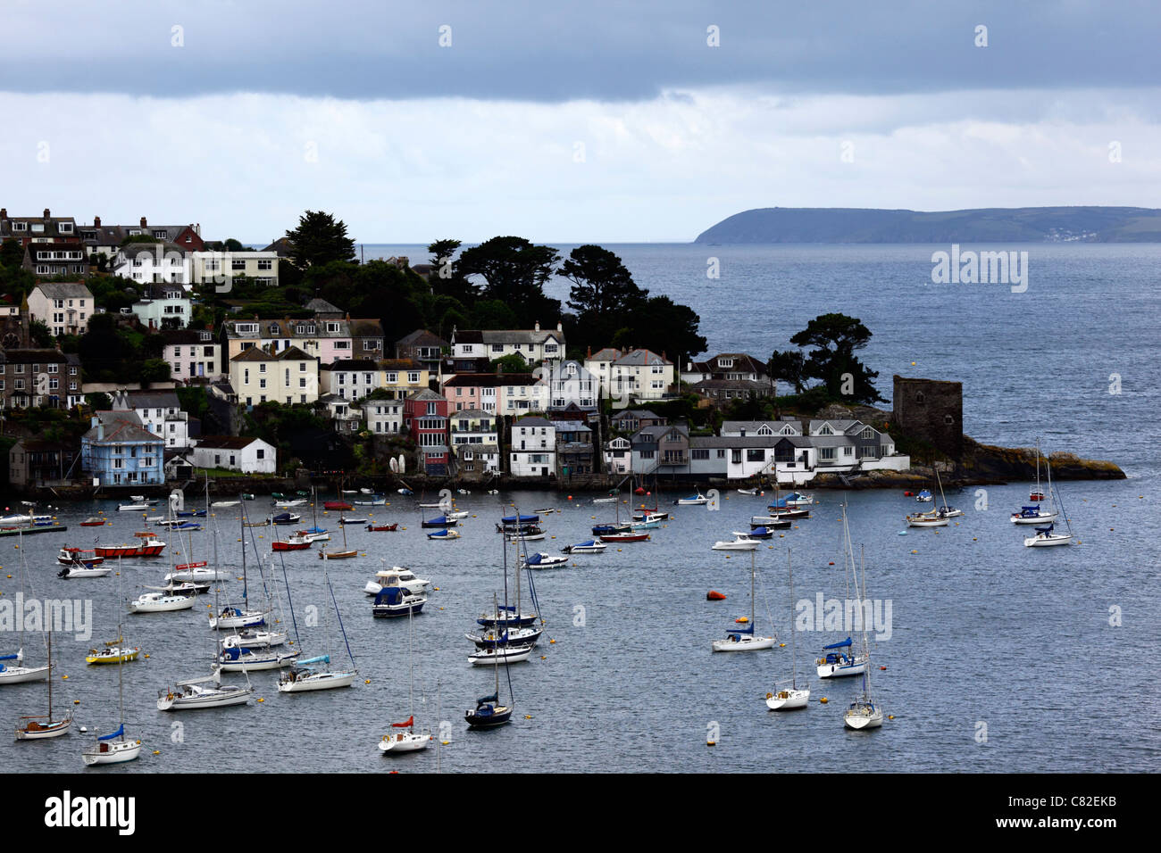 Vue sur l'estuaire de Polruan et de la rivière Fowey, le château de Polruan à la R du village en bout de champ, Dodland point à l'horizon, Cornwall, Angleterre Banque D'Images