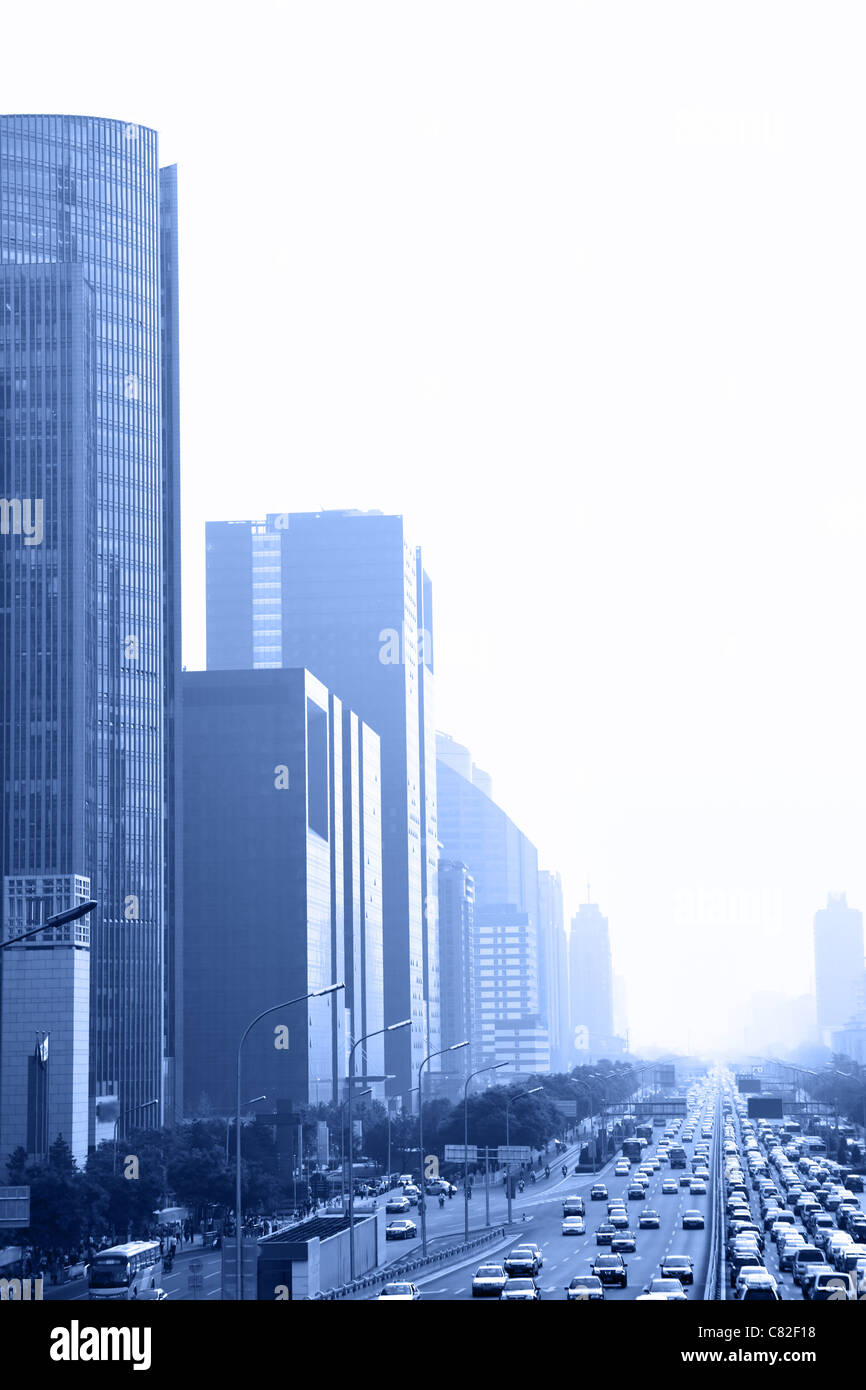 Perspective de l'avenue dans la brume tonique dans la couleur bleue, Beijing, Chine Banque D'Images