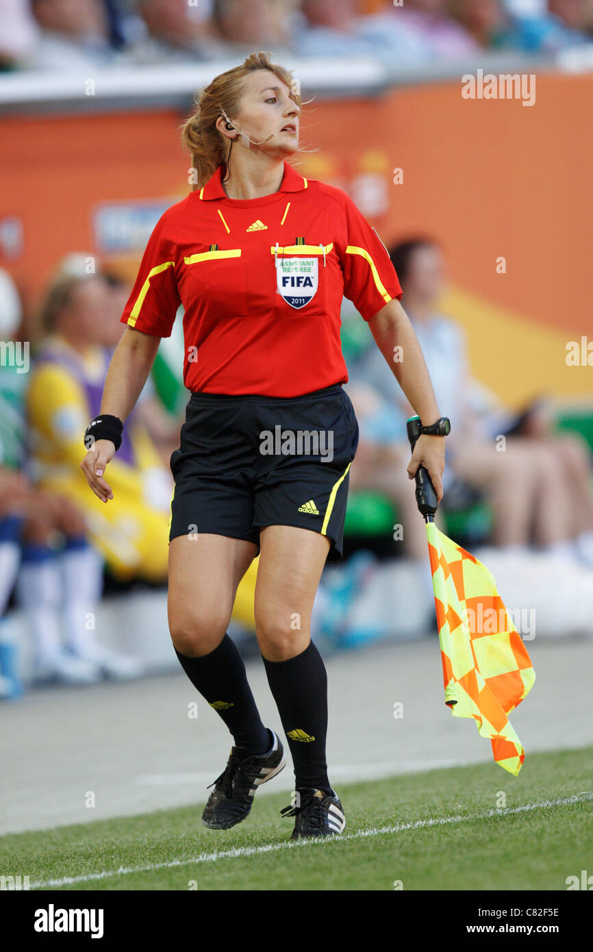 L'arbitre adjointe Mariana Corbo officie lors d'un match du Groupe B de la Coupe du monde féminine de la FIFA entre le Mexique et l'Angleterre le 27 juin 2011 à l'Arena Im Allerpark de Wolfsburg, en Allemagne. Usage éditorial exclusif. Utilisation commerciale interdite. Banque D'Images