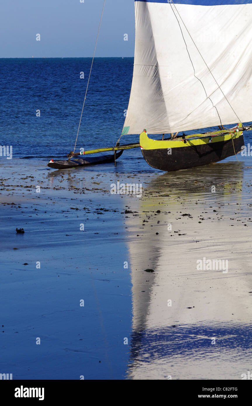 Bateau de pêche en attendant de partir pour la mer, Ifaty, Madagascar Banque D'Images