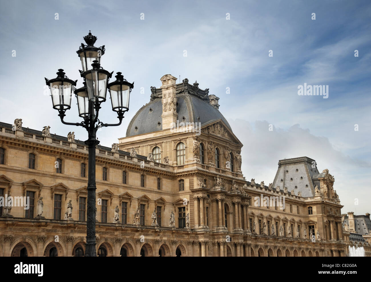 Retro réverbère devant une façade du Louvre à Paris, France. Banque D'Images