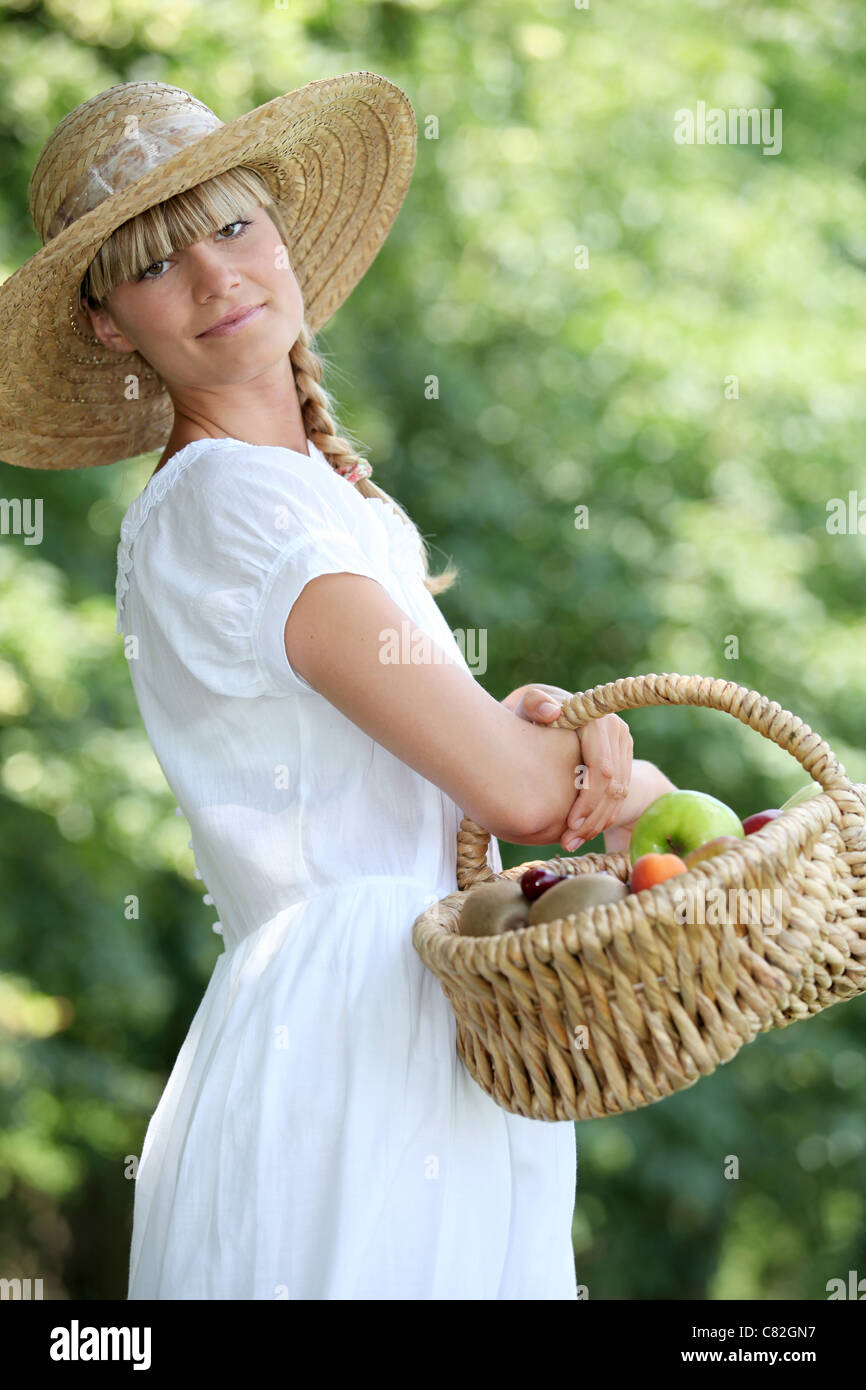 Belle blonde avec panier Banque D'Images