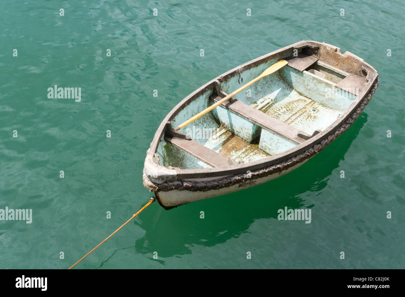 Bateau à rames sur une mer verte Banque D'Images