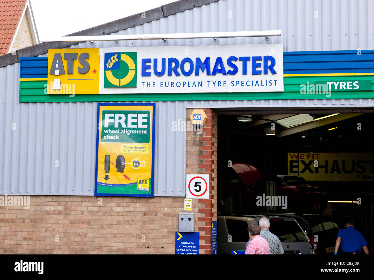 ATS Euromaster garage en UK Banque D'Images