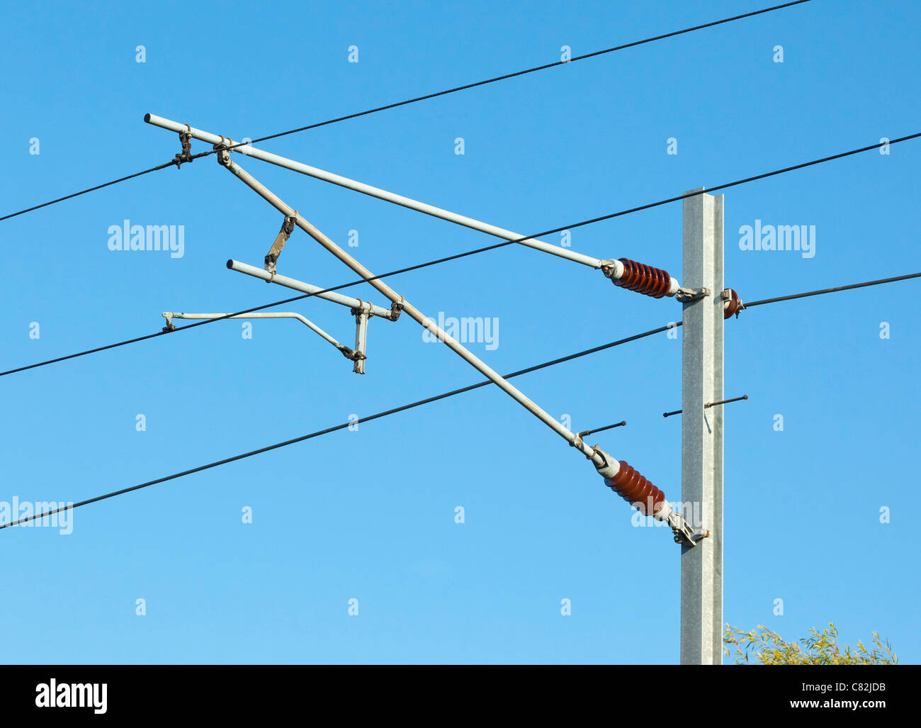 Les câbles électriques à haute tension au-dessus d'un chemin de fer au Royaume-Uni Banque D'Images