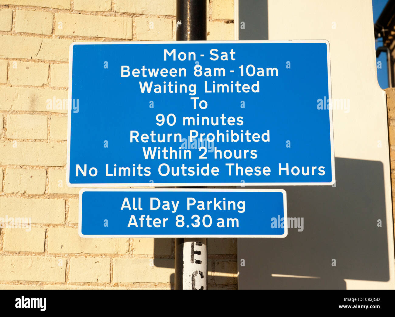 Restrictions de stationnement de voiture signer au Royaume-Uni Banque D'Images