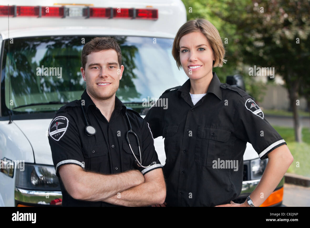 Portrait de l'équipe paramédicale standing in front of ambulance Banque D'Images