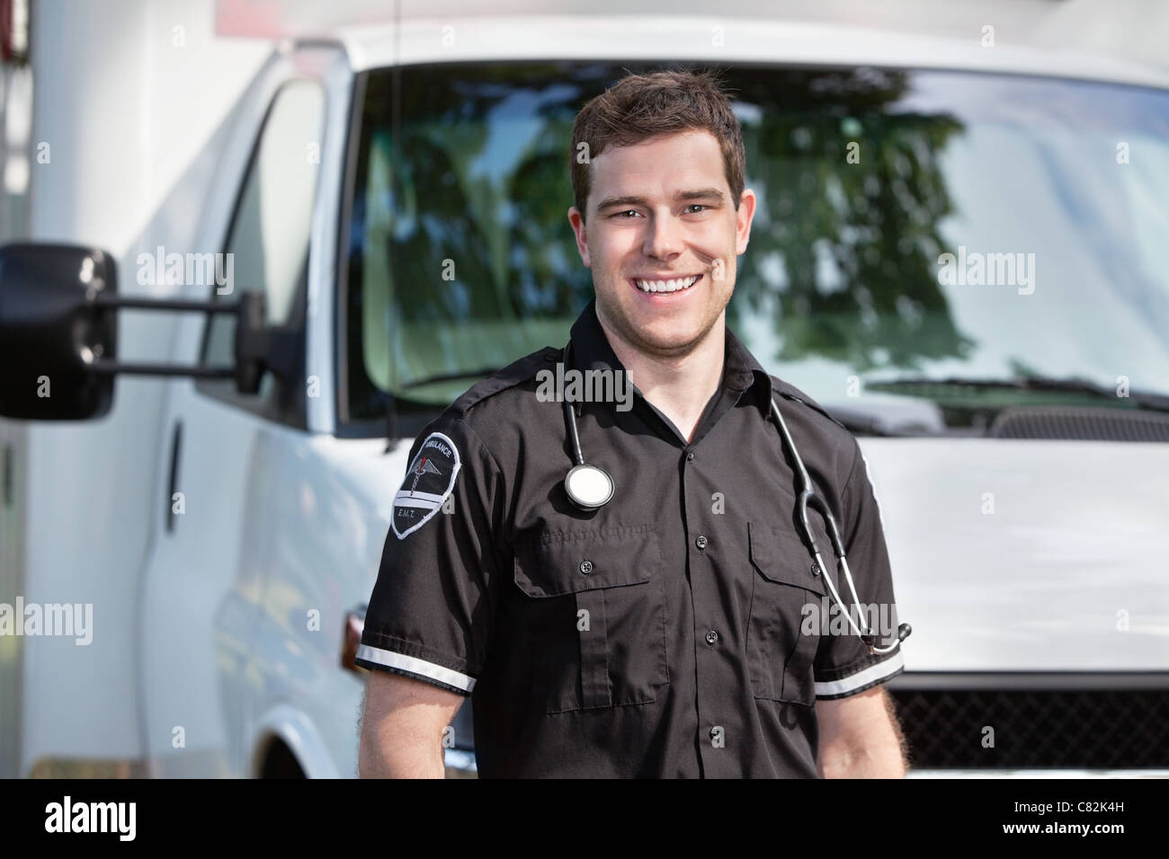 Portrait of smiling man in front of ambulance ambulancier Banque D'Images