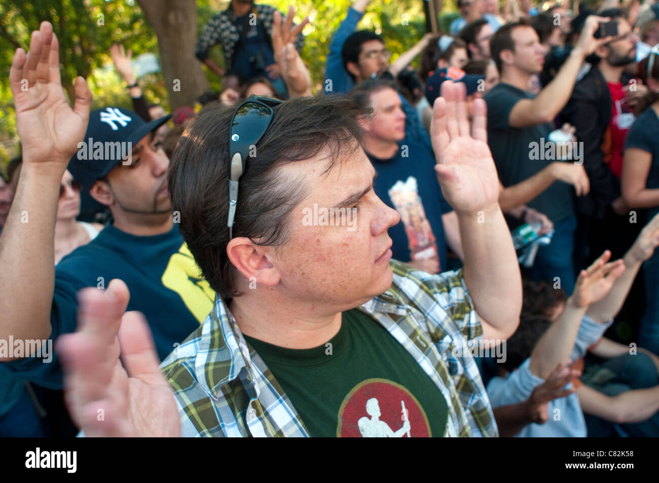 Jour 22 : # OccupyWallSt tient son Assemblée Générale à Washington Square Park. Banque D'Images