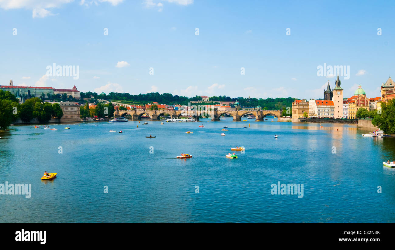 La vue sur la Vltava au-dessus de Prague d'été Banque D'Images