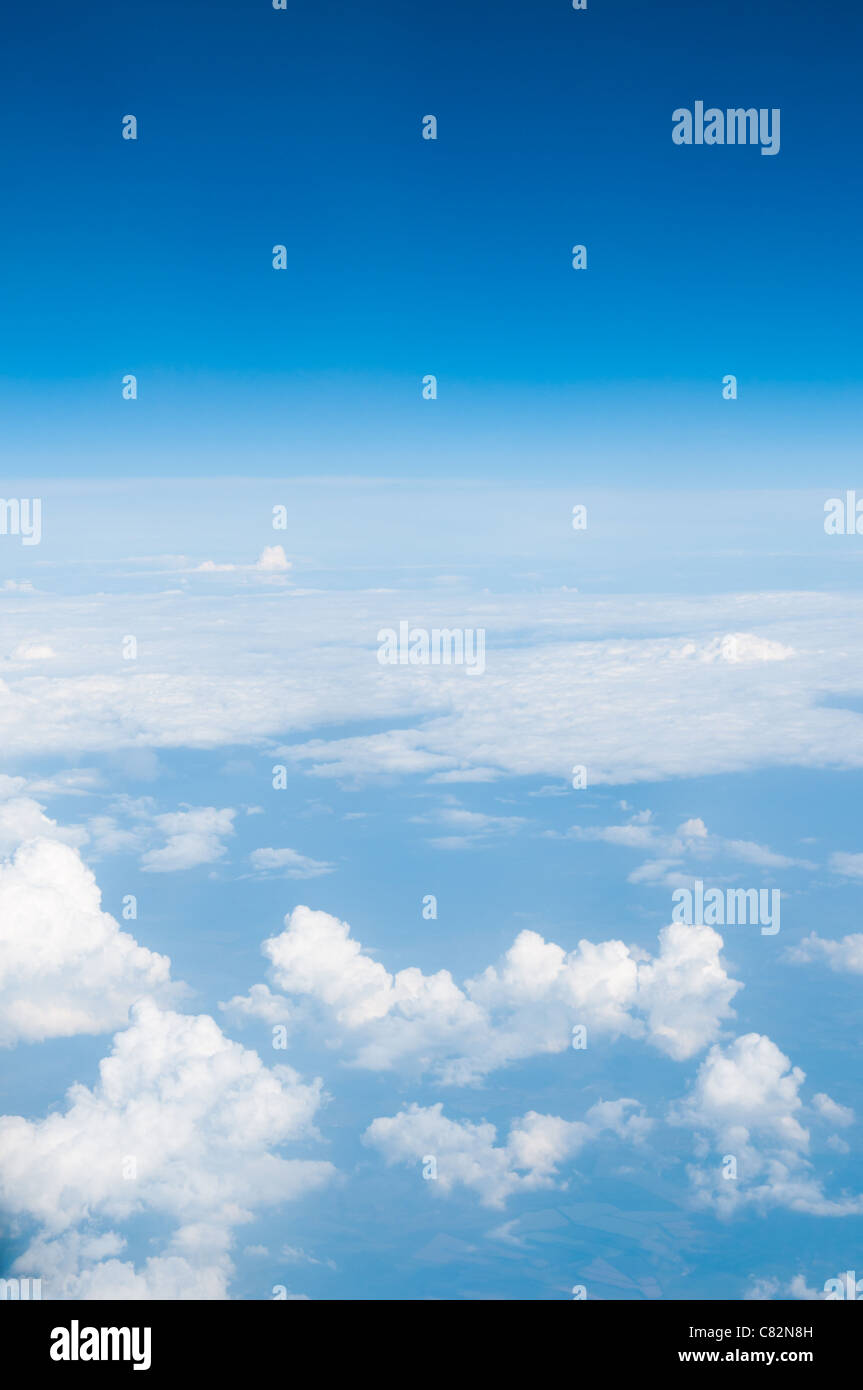 Ciel bleu au-dessus des nuages. Banque D'Images