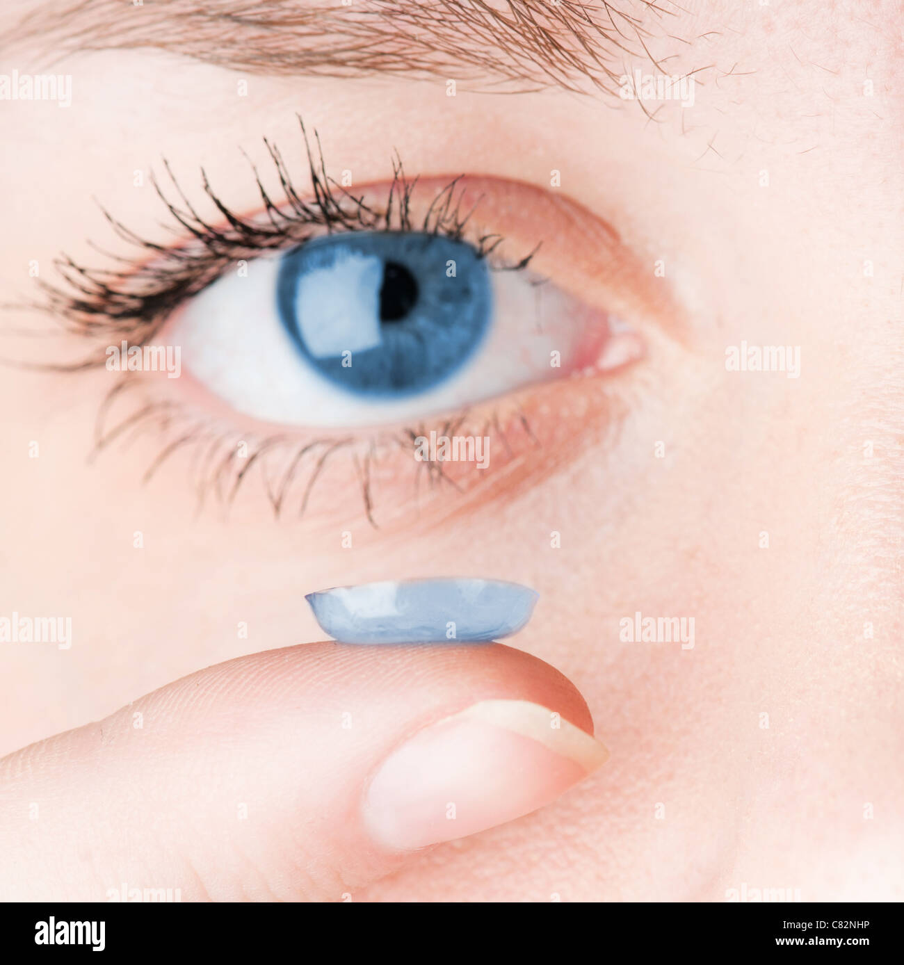 Close up de l'insertion d'une lentille de contact dans les yeux des femmes Banque D'Images