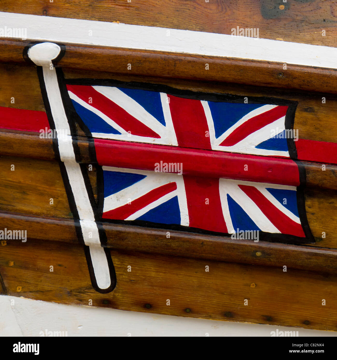 Union Jack flag sur la proue d'un bateau de pêche, Flamborogh, Yorkshire du Nord Banque D'Images