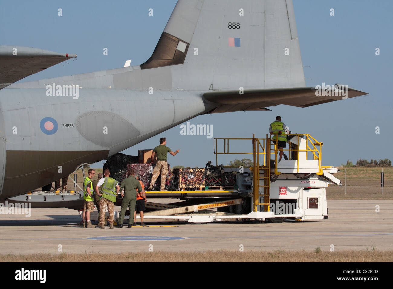 La logistique militaire. Le déchargement des provisions d'une Royal Air Force avion de transport Hercules C5 Banque D'Images
