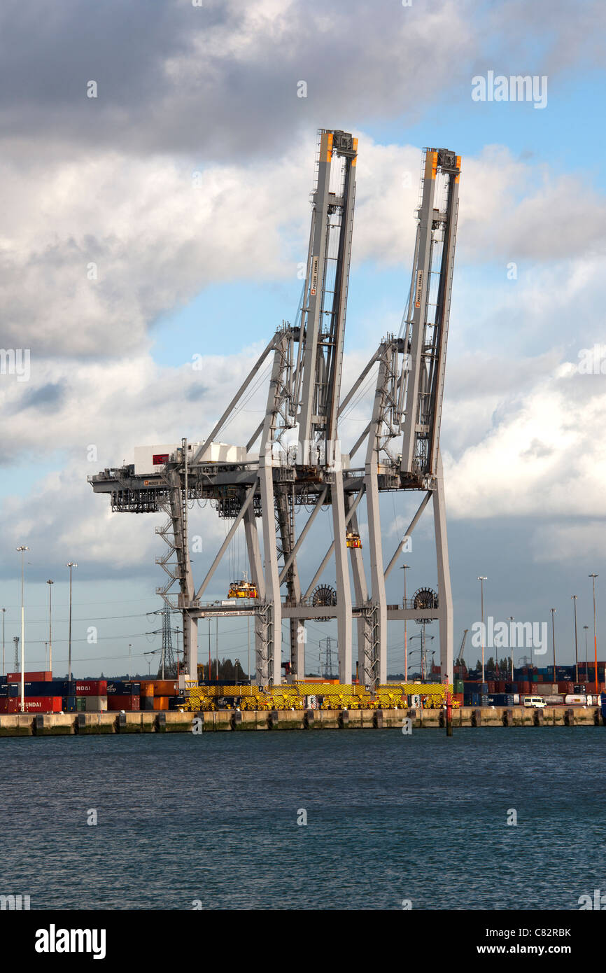 Deux grues au repos au port à conteneurs de Southampton, Southampton, Southampton, Hampshire Eau, England, UK. Banque D'Images