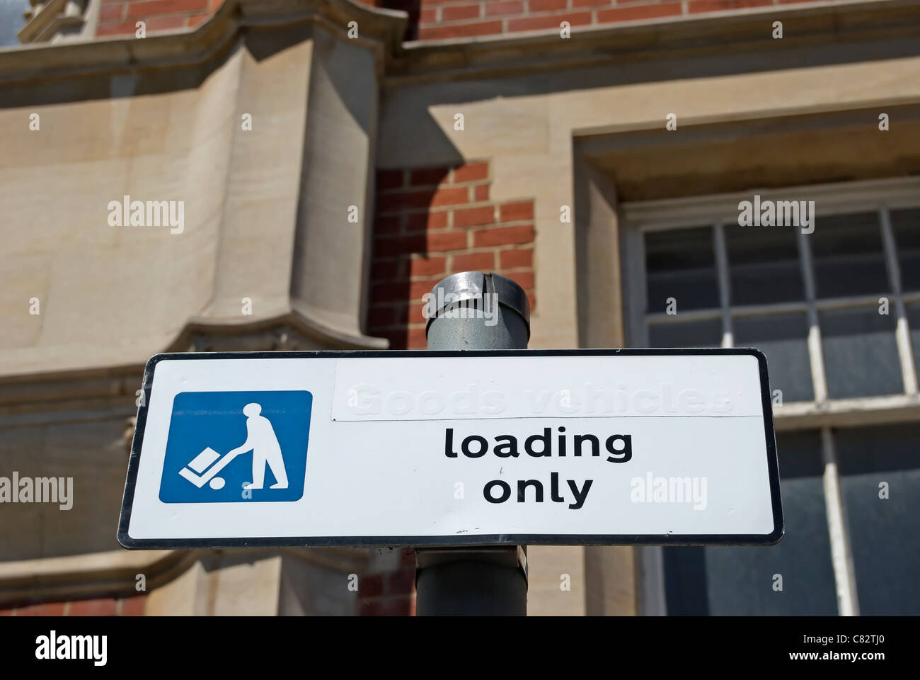 La signalisation routière indiquant que le stationnement doit être uniquement pour le chargement, à Wimbledon, dans le sud-ouest de Londres, Angleterre Banque D'Images