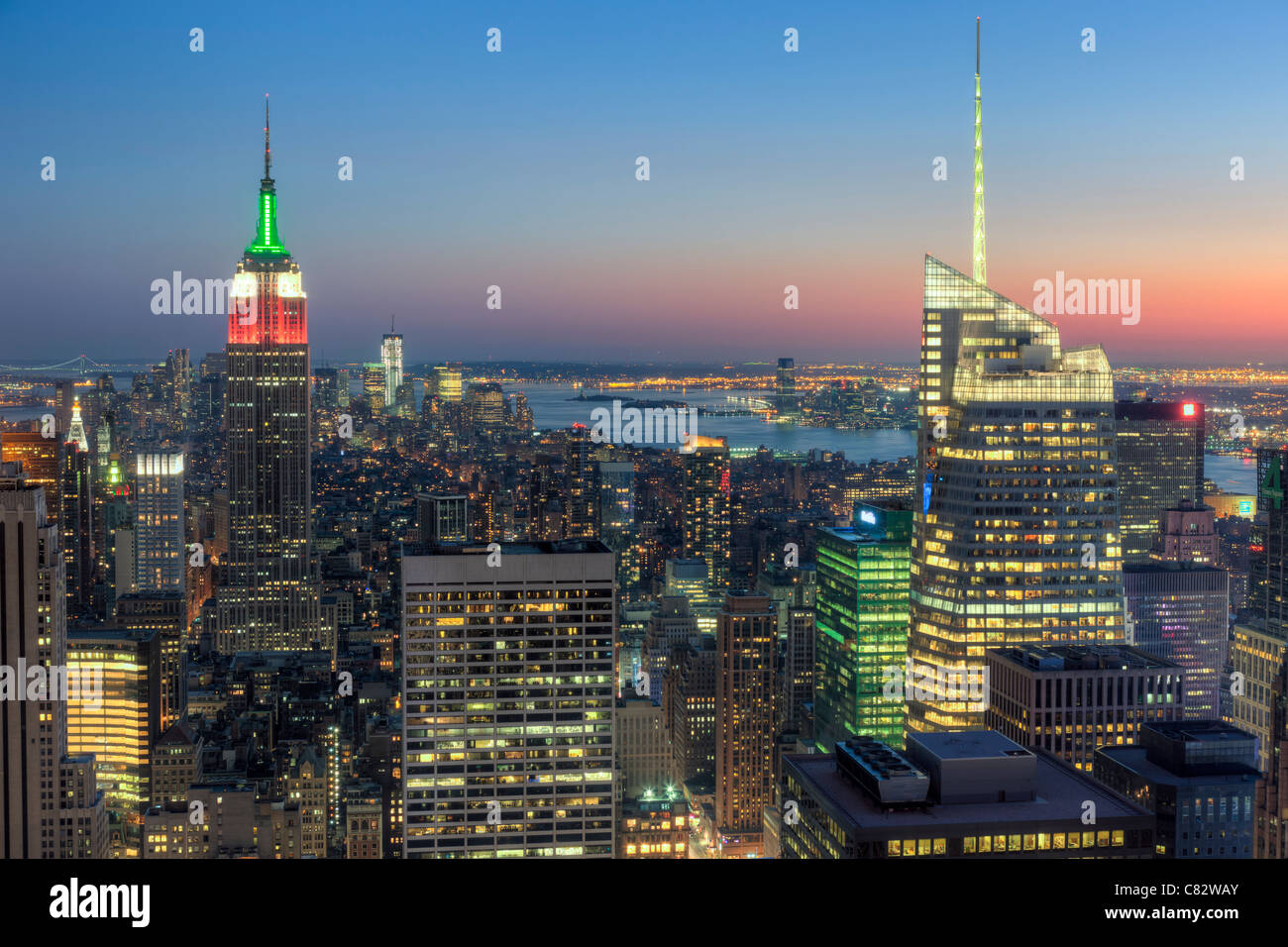 Voir en regardant vers le sud au crépuscule depuis le sommet de la roche y compris l'Empire State Building et la Bank of America Tower à New York. Banque D'Images