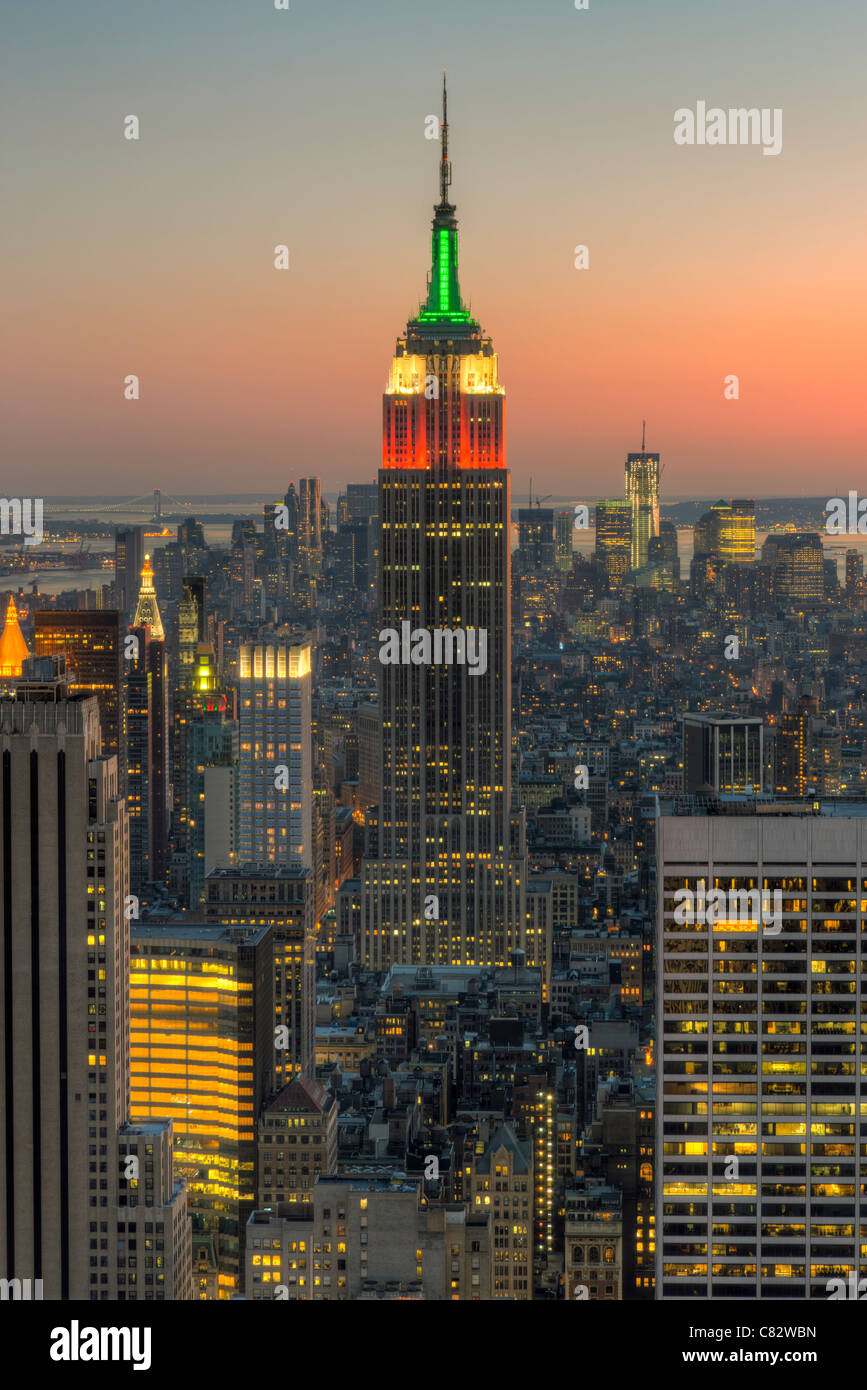 Voir en regardant vers le sud au crépuscule depuis le sommet de la roche y compris l'Empire State Building et d'autres gratte-ciel de Manhattan. Banque D'Images