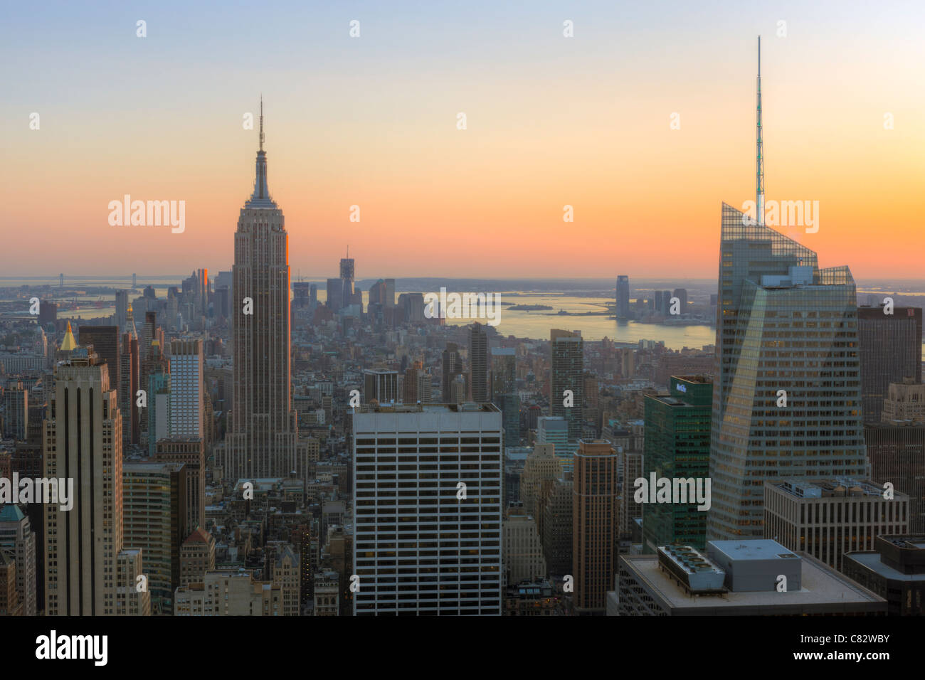 Voir en regardant vers le sud au crépuscule depuis le sommet de la roche y compris l'Empire State Building et d'autres gratte-ciel de Manhattan. Banque D'Images