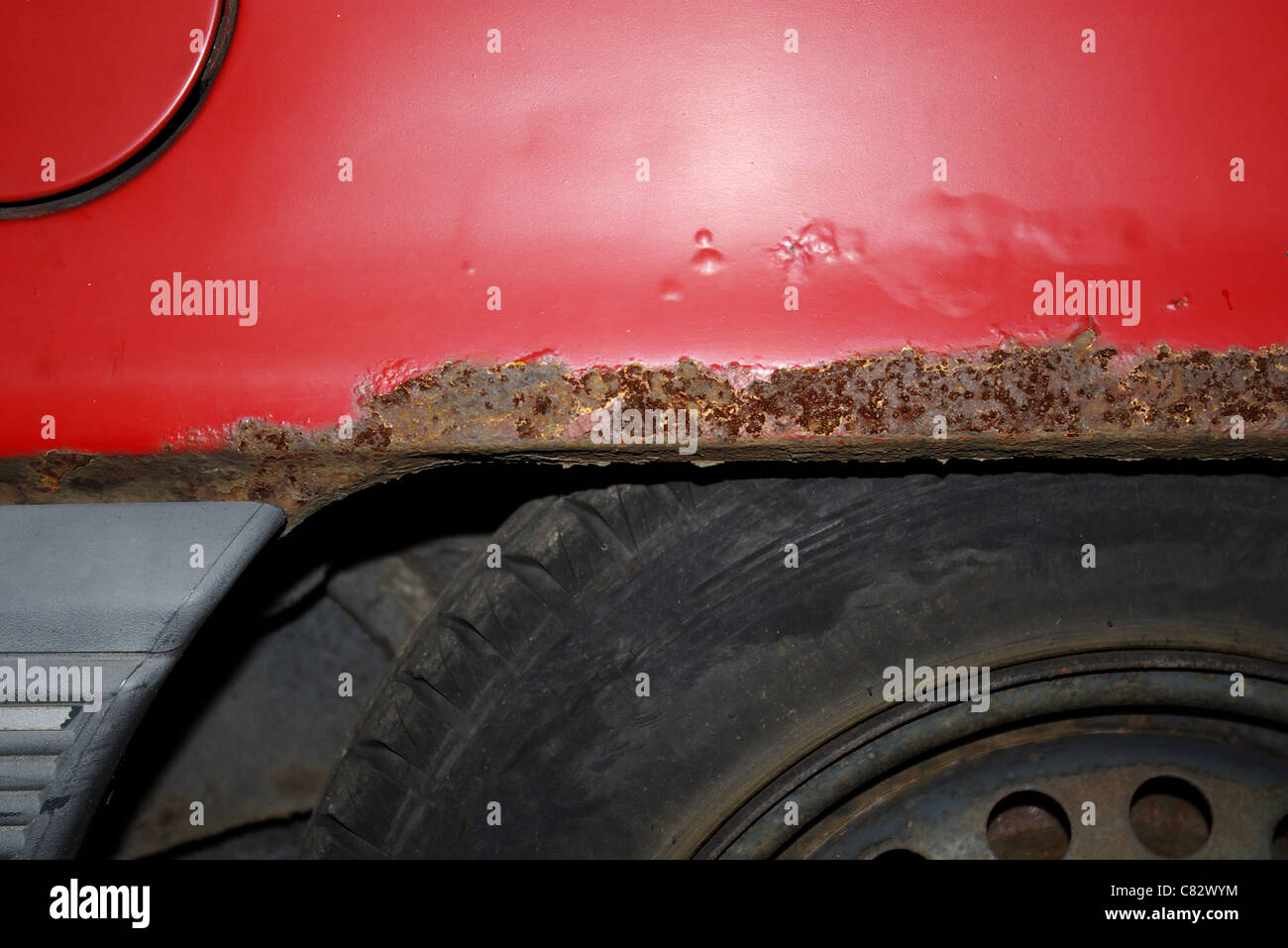 La corrosion sur une voiture voiture rouillée, garde-boue closeup Banque D'Images