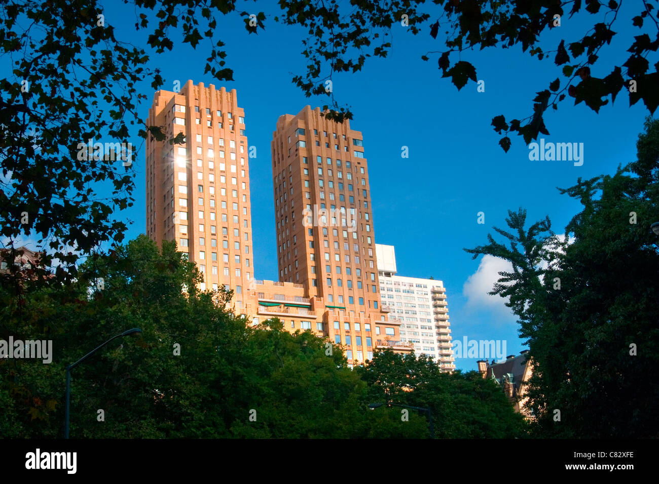 Appartements à côté de l'immeuble Dakota. Vue de Central Park à Manhattan (New York City). Banque D'Images