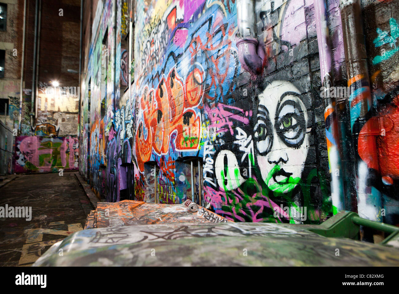 Couvre les murs des graffitis dans les rues dans plus d'une forme d'art moderne au lieu d'un signe de vandalisme à Melbourne, Australie. Banque D'Images