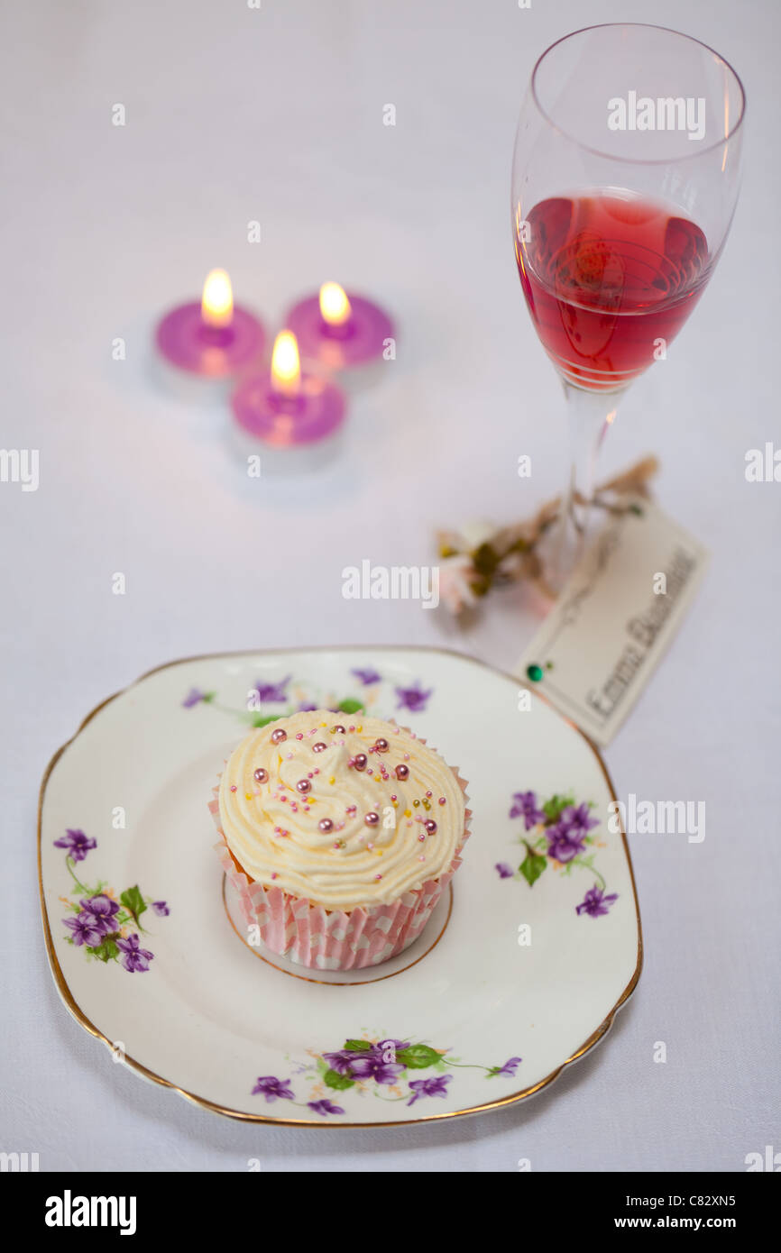 Cup cakes définies pour un mariage, une fête ou un autre événement de célébration. Ou peut-être juste le thé l'après-midi. Banque D'Images