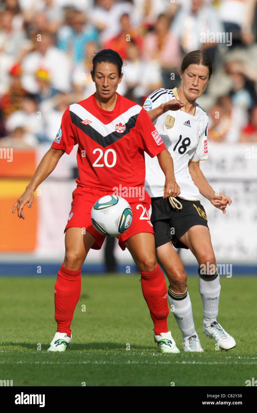 Marie-Eve Nault du Canada (20) et Kerstin Garefrekes d'Allemagne eye la balle pendant le match d'ouverture de la Coupe du Monde 2011. Banque D'Images