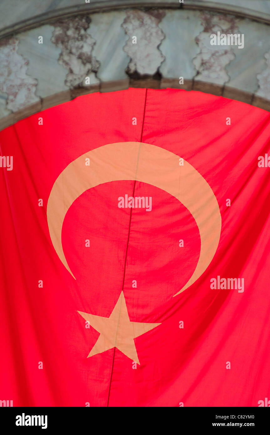 Un grand drapeau turc suspendu à la mosquée bleue à Istanbul. Banque D'Images