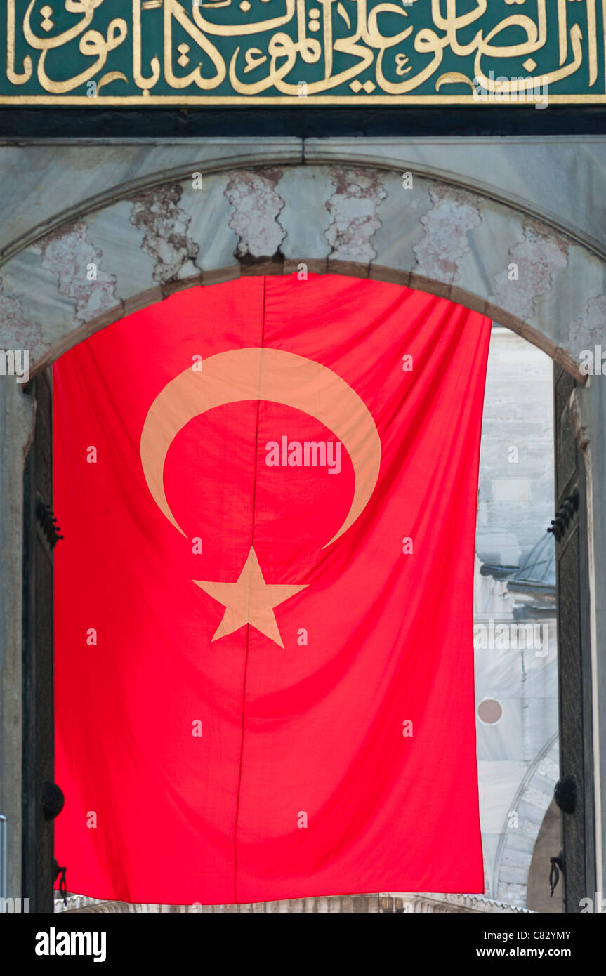 Un grand drapeau turc suspendu à la mosquée bleue à Istanbul. Banque D'Images