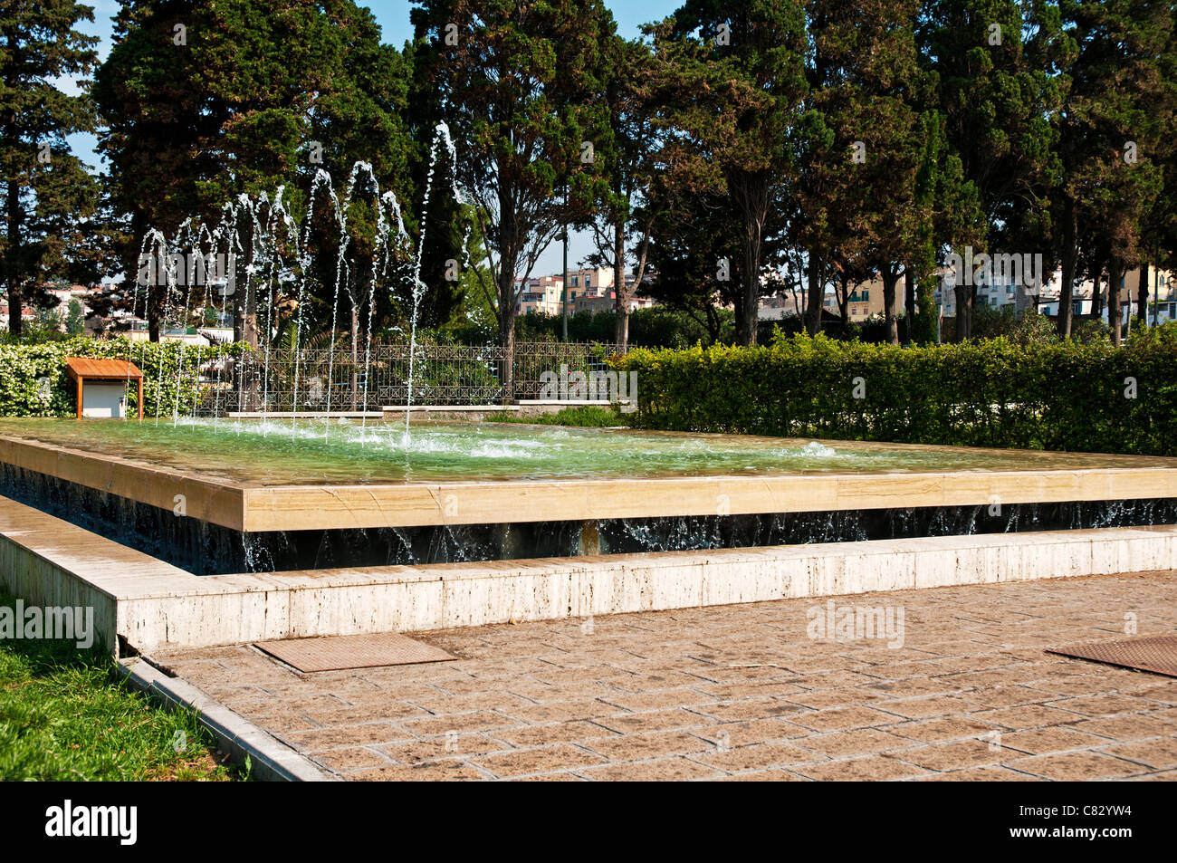 Un patio pavé rouge en face d'une piscine a l'émission de jets d'eau, dans la zone de réception et de l'achat de billets pour les visiteurs d'Herculanum Banque D'Images