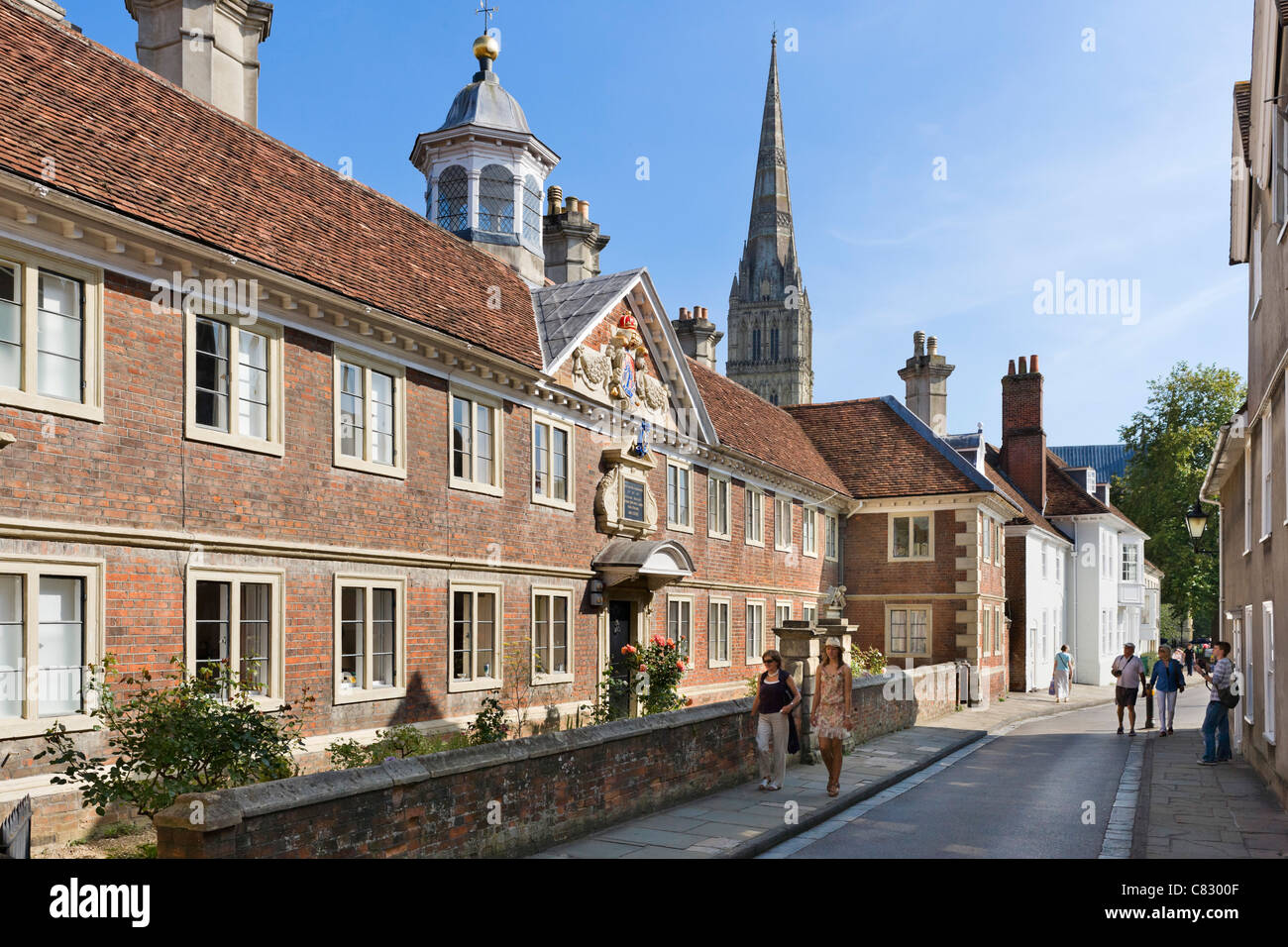Matrone's College sur l'étroite avec la flèche de la cathédrale de Salisbury derrière, Salisbury, Angleterre, RU Banque D'Images