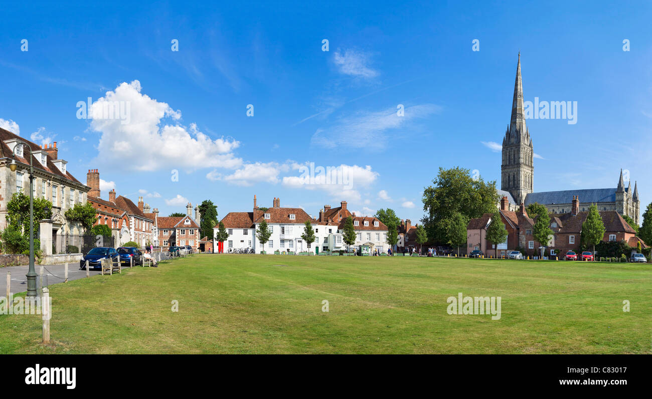 La flèche de la cathédrale de Salisbury de choristes Square, l'Étroite, Salisbury, Wiltshire, Angleterre, Royaume-Uni Banque D'Images