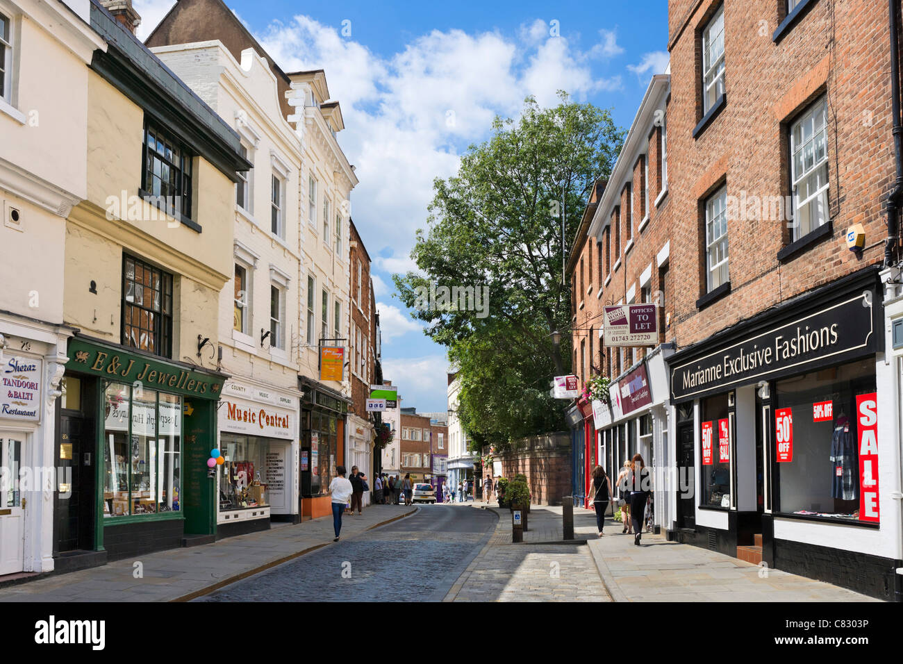 Boutiques sur Wyle Cop dans le centre-ville, Shrewsbury, Shropshire, England, UK Banque D'Images