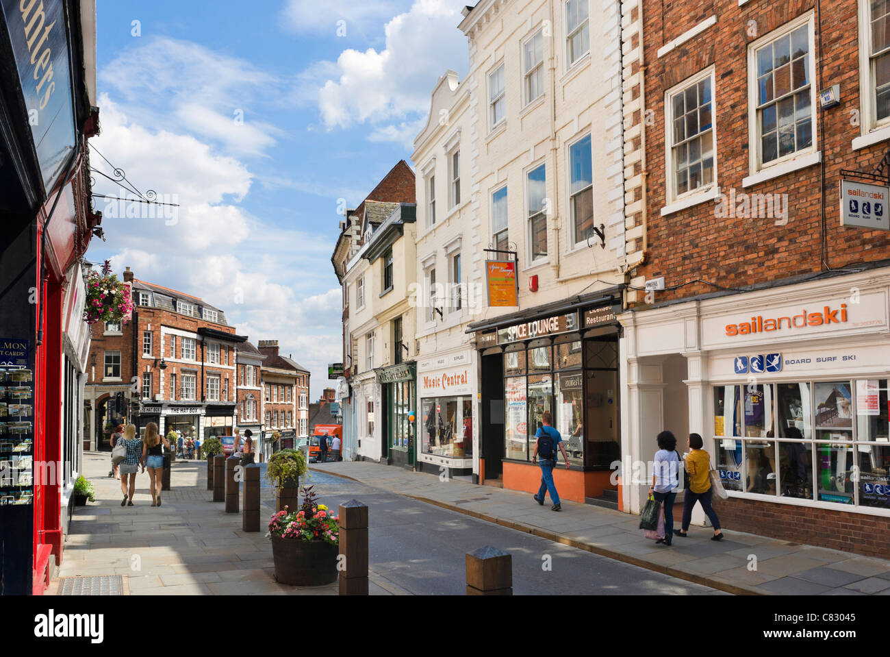 Boutiques sur la rue principale dans le centre-ville, Shrewsbury, Shropshire, England, UK Banque D'Images