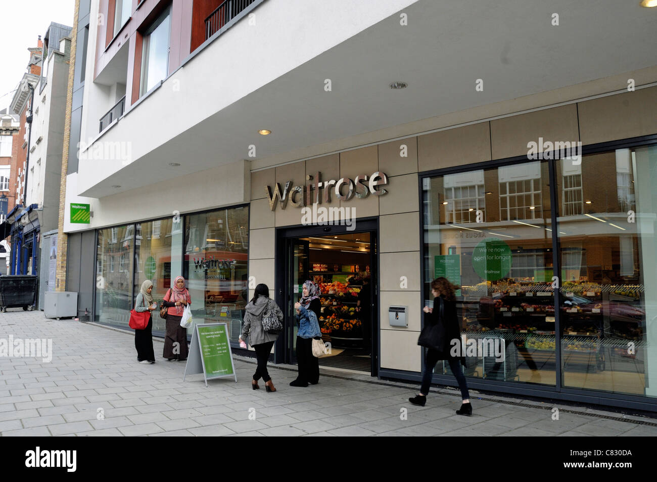Chers à l'extérieur de supermarché Waitrose à Clerkenwell, London England UK Banque D'Images