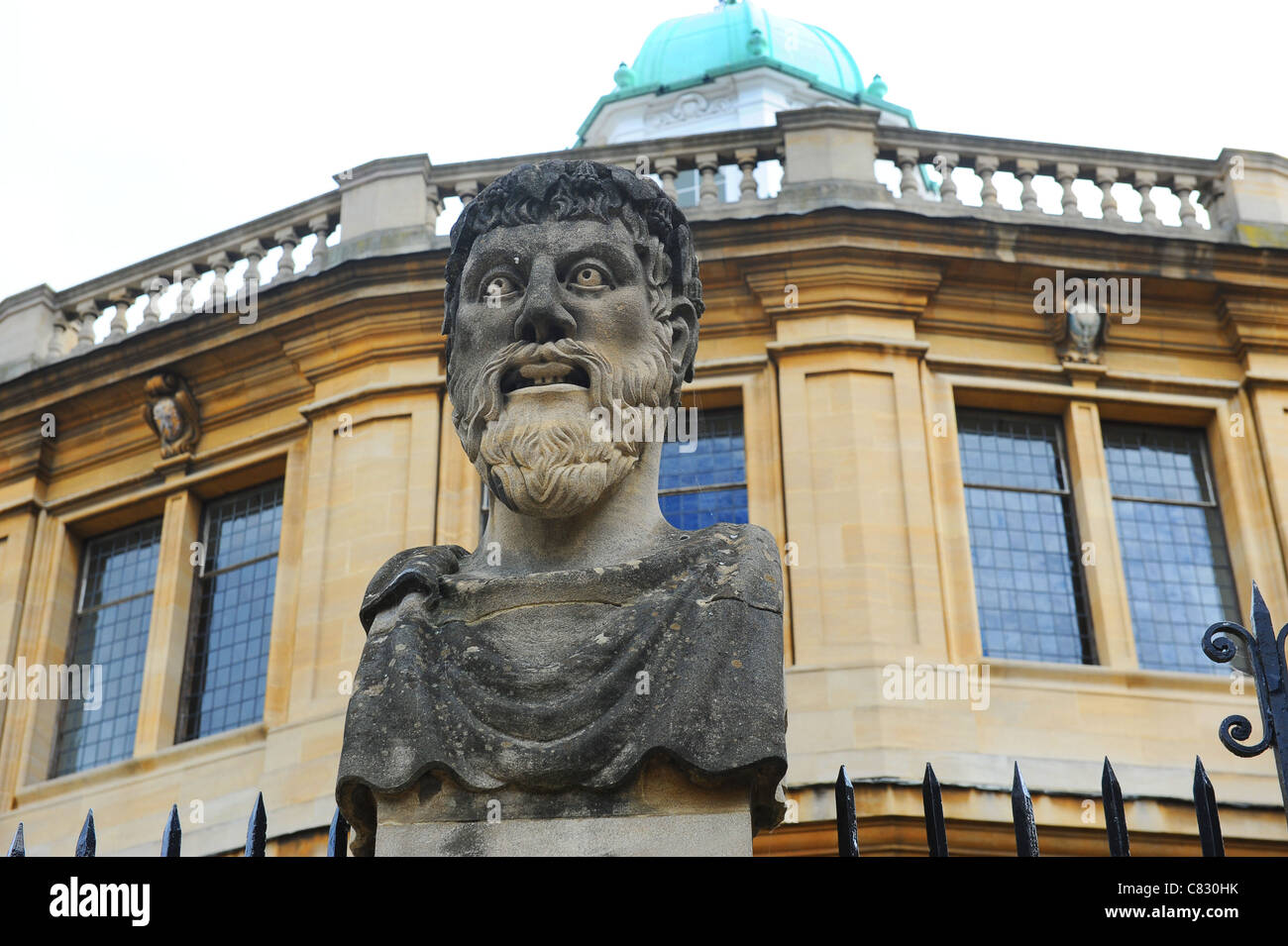 L'un des bustes des chefs de l'empereur à l'extérieur du Sheldonian Theatre d'Oxford Banque D'Images