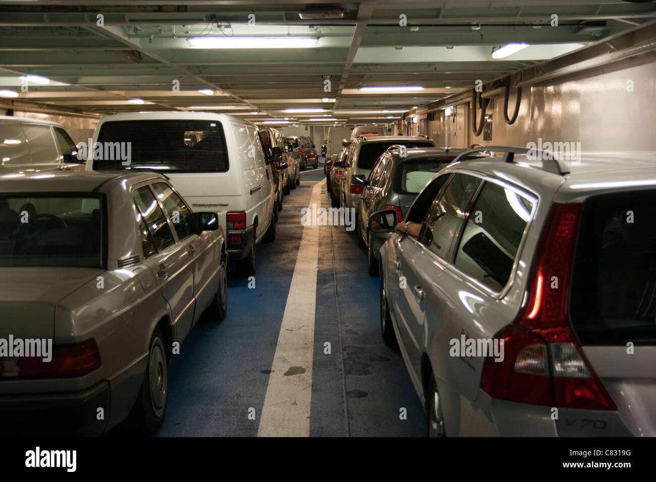 Voitures à l'intérieur d'un ferry de l'Allemagne au Danemark Banque D'Images
