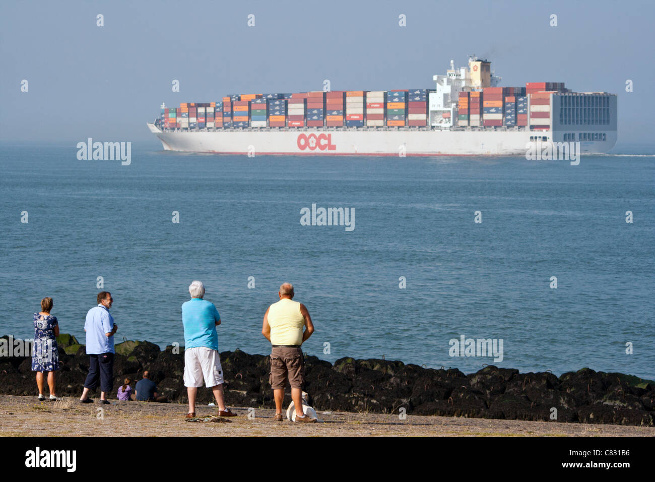 Les gens qui regardent un navire quittant le port de Rotterdam, Pays-Bas Banque D'Images Les gens qui regardent un navire quittant le port de Rotterdam, Pays-Bas Banque D'Images