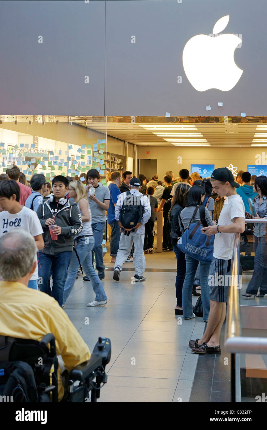 Les gens à l'intérieur et l'extérieur dans l'Apple Store shopping mall Banque D'Images